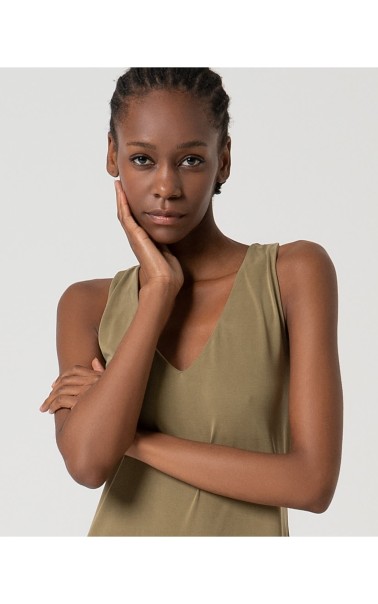 VESTIDO TIRANTES ESCOTE PICO LISO SURK 