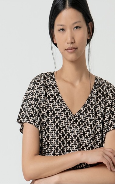 CAMISETA MUJEWR CUELLO PICO MANGA SURK PICO 
