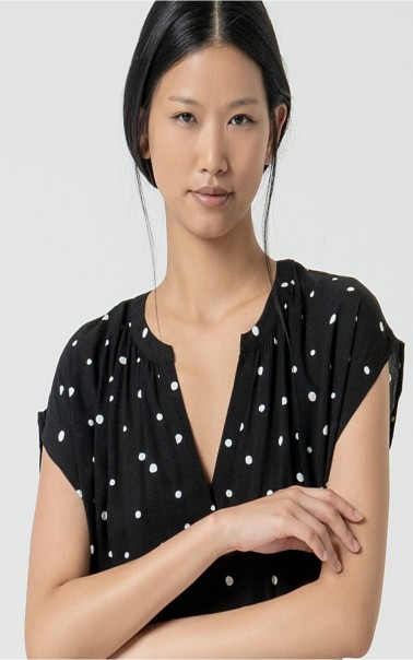 BLUSA AMPLIA CON LUNARES SURK 