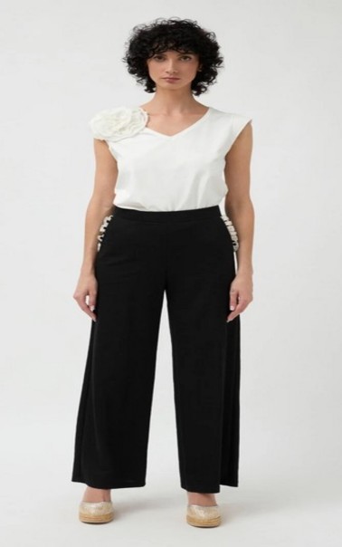 PANTALON MUJER DETALLE VOLANTE TIRO ALTO Y RECTO LISO BARI CASU 
