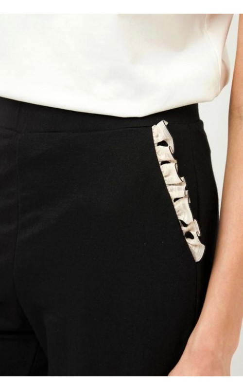PANTALON MUJER DETALLE VOLANTE TIRO ALTO Y RECTO LISO BARI CASU 
