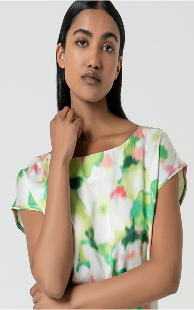 BLUSA SATINADA CUELLO BARCO ESTAMPADA SURK 